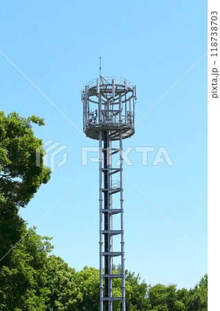 郊外にある携帯電話基地局 118738703
