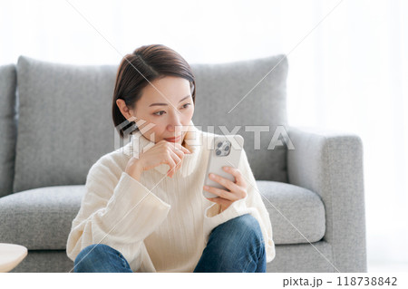 スマホを操作する女性 スマホを操作する女性 118738842