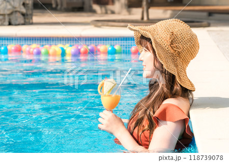 リゾート・バカンスでプールに入ってトロピカルドリンクを飲む若いアジア人女性プール, 夏, レジャー, 118739078