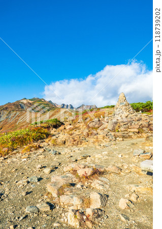 秋の唐松岳登山（八方山から唐松岳山頂を望む） 118739202