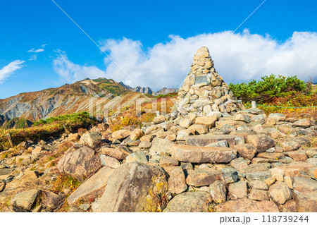 秋の唐松岳登山（八方山から唐松岳山頂を望む） 118739244