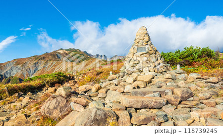 秋の唐松岳登山(八方山から唐松岳山頂を望む) 秋の唐松岳登山(八方山から唐松岳山頂を望む) 118739245