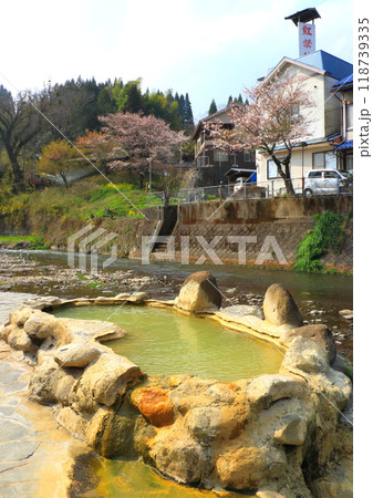 春の長湯温泉（ガニ湯・竹田市久住町・縦構図） 118739335