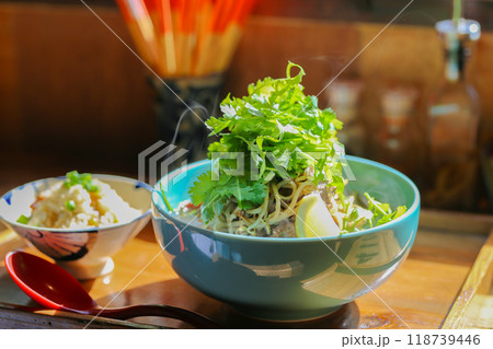 パクチーがたっぷり乗った沖縄そば 118739446