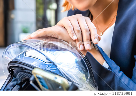 大型バイクで新橋イタリア街に来た女性ライダーのイメージカット 118739991