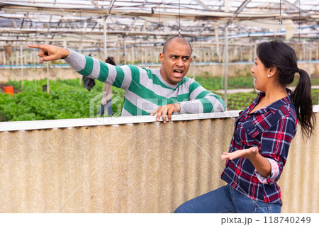 Farm neighbors quarrel over backyard 118740249