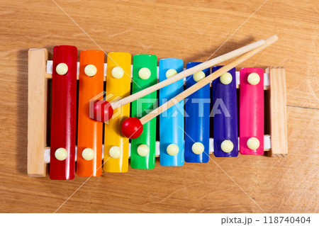 Kids xylophone with rainbow metal bars and wooden mallets 118740404