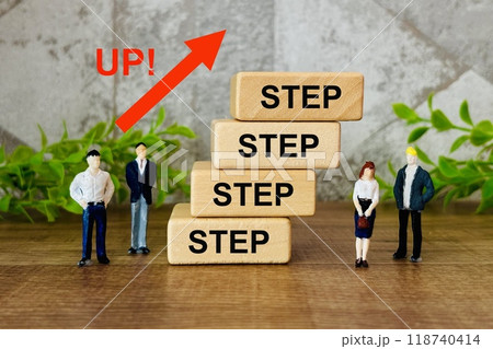 ビジネスのステップアップとビジネスマン 118740414