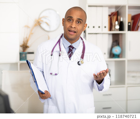 Doctor is standing with documents 118740721