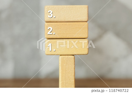 123と書かれた案内板 118740722