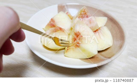 剥いた白桃を食べる手 剥いた白桃を食べる手 118740887