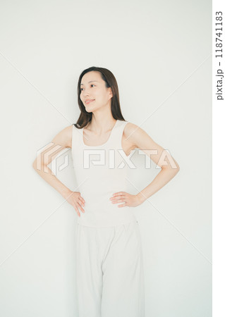 腰に手を当てる若い女性 腰に手を当てる若い女性 118741183
