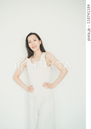 腰に手を当てる若い女性 腰に手を当てる若い女性 118741184