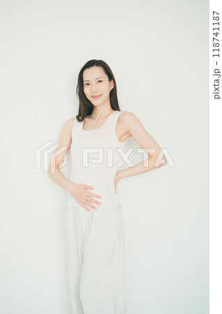 おなかを触る女性 118741187