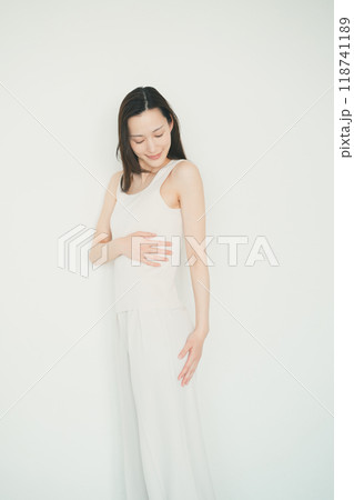 左脇腹を触る女性 左脇腹を触る女性 118741189
