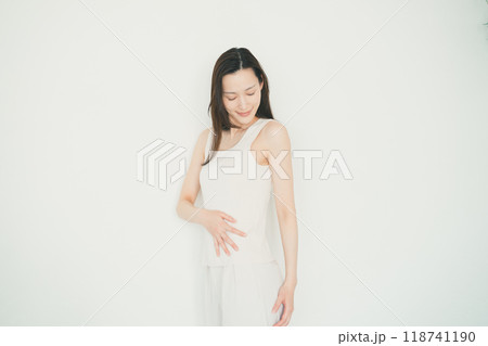 お腹をさする女性 118741190