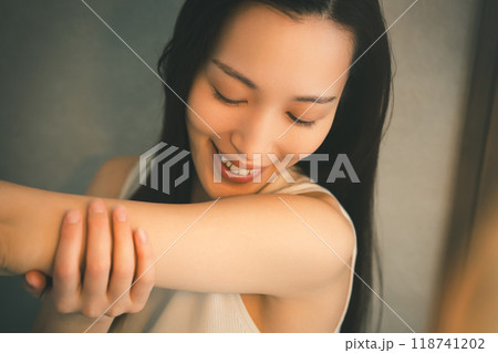 若い女性の夜の二の腕ケア 118741202