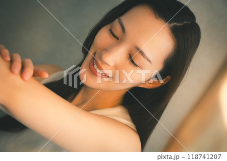 二の腕のケア 118741207