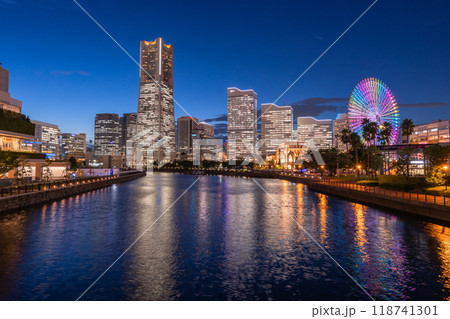 《神奈川県》横浜みなとみらい・万国橋からのぞむ夜景 118741301