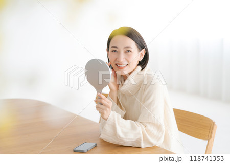 鏡を見て微笑む40代女性 118741353