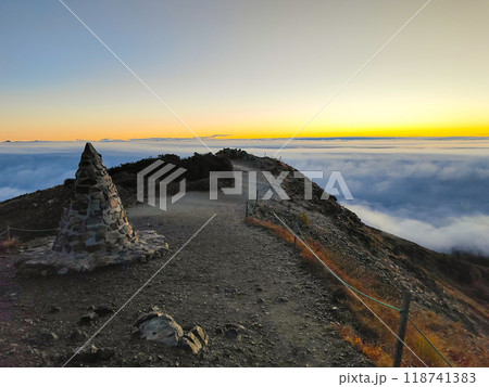 秋の唐松岳登山（夜明け：第3ケルン） 118741383