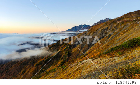 秋の唐松岳登山(夜明け:五竜岳・鹿島槍ヶ岳方面の眺め) 秋の唐松岳登山(夜明け:五竜岳・鹿島槍ヶ岳方面の眺め) 118741398