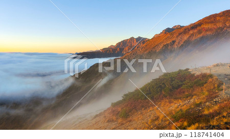 秋の唐松岳登山（夜明け：五竜岳・鹿島槍ヶ岳方面の眺め） 118741404