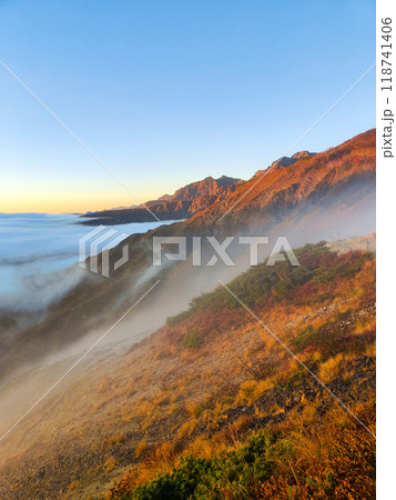 秋の唐松岳登山(夜明け:五竜岳・鹿島槍ヶ岳方面の眺め) 秋の唐松岳登山(夜明け:五竜岳・鹿島槍ヶ岳方面の眺め) 118741406