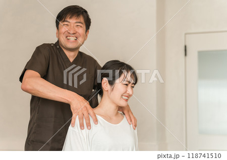 肩こりの治療をする整体院・整骨院・マッサージに通う女性と整体師・セラピスト 118741510