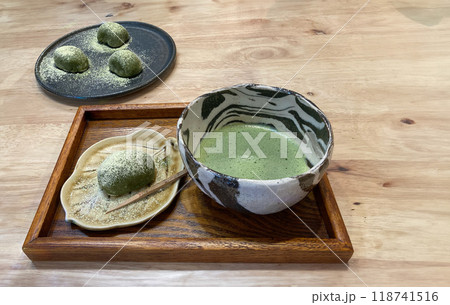 手作り抹茶うぐいす餅を抹茶でいただく 118741516
