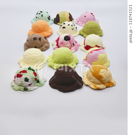 カラフルな粘土で作ったアイスクリーム カラフルな粘土で作ったアイスクリーム 118741521