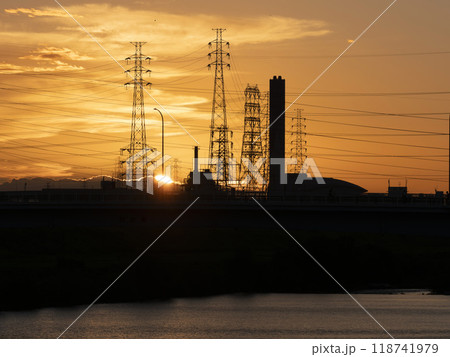 沈み行く夕日と大和川沿いの景色 沈み行く夕日と大和川沿いの景色 118741979