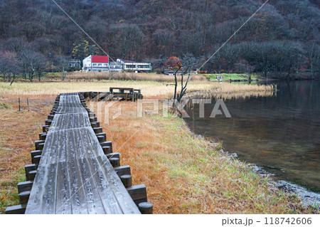 霧に煙る榛名湖（群馬県高崎市榛名湖町） 118742606