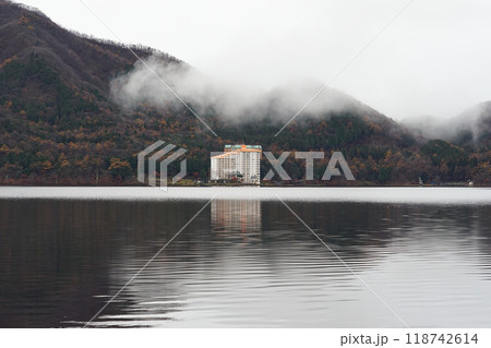 霧に煙る榛名湖（群馬県高崎市榛名湖町） 118742614