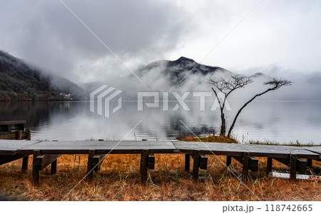 霧に煙る榛名湖（群馬県高崎市榛名湖町） 118742665