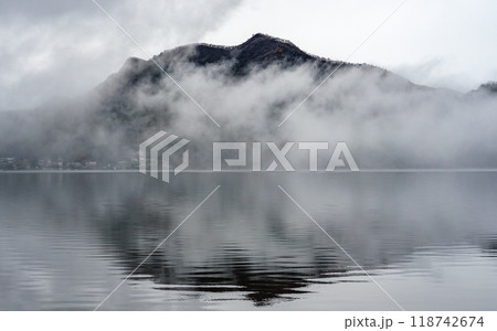 霧に煙る榛名湖（群馬県高崎市榛名湖町） 118742674