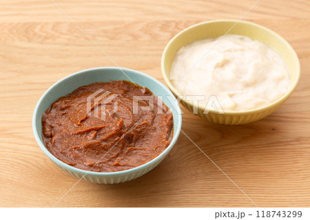 デミグラスソースとホワイトソース 118743299