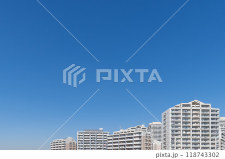 青空に映えるマンション 118743302