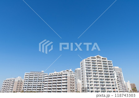 青空に映えるマンション 118743303