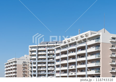 青空に映えるマンション 118743310