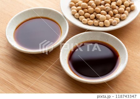 大豆と濃口醤油と薄口醤油 118743347