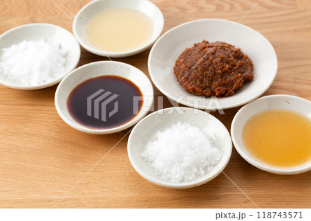 色々な調味料の集合 118743571