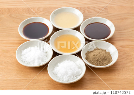 色々な調味料の集合 色々な調味料の集合 118743572
