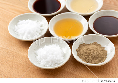 色々な調味料の集合 118743573