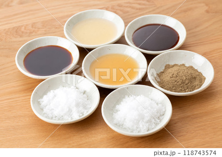 色々な調味料の集合 118743574