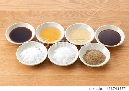 色々な調味料の集合 118743575