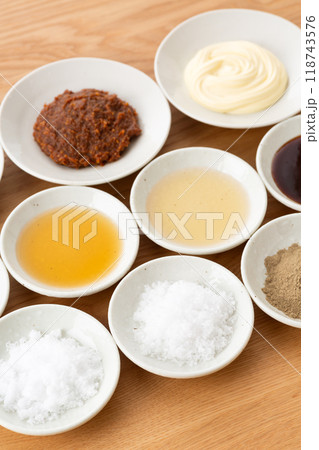 色々な調味料の集合 色々な調味料の集合 118743576