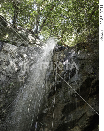 水が流れる滝 118743751