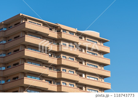青空に映えるマンション 118743773