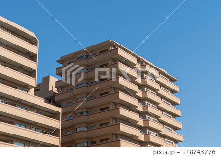 青空に映えるマンション 118743776